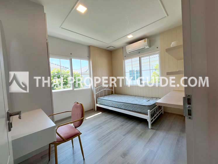 House with Shared Pool in Bangnatrad 